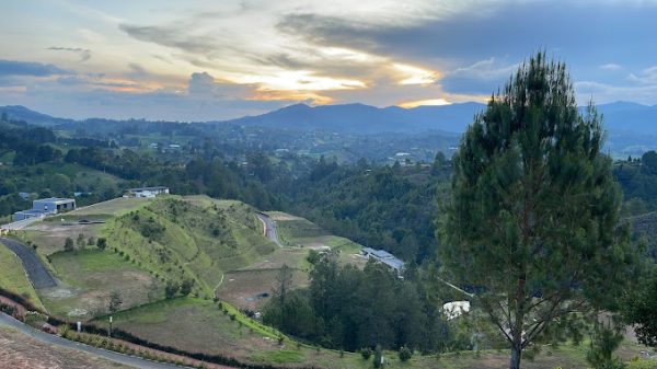 EL RETIRO: lote en parcelación con salida hacia El Tequendamita y hacia Pantanillo.