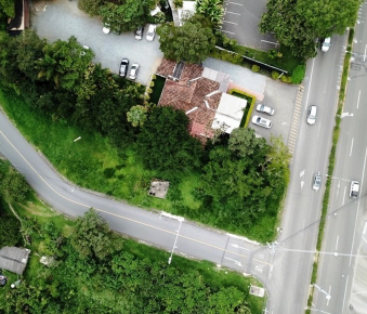 ALTOS DEL POBLADO: Venta de propiedad bien ubicada para desarrollo comercial y/o vivienda de lujo, en plena Av. Las Palmas - Image 7