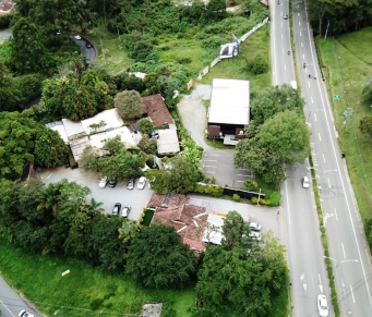 ALTOS DEL POBLADO: Venta de propiedad bien ubicada para desarrollo comercial y/o vivienda de lujo, en plena Av. Las Palmas - Image 8