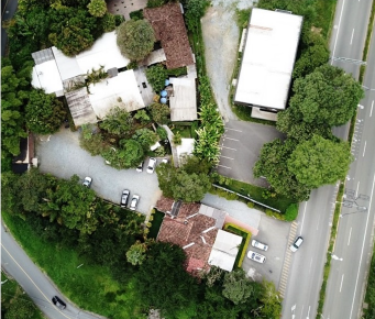 ALTOS DEL POBLADO: Venta de propiedad bien ubicada para desarrollo comercial y/o vivienda de lujo, en plena Av. Las Palmas - Image 9