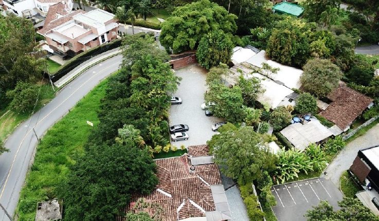 ALTOS DEL POBLADO: Venta de propiedad bien ubicada para desarrollo comercial y/o vivienda de lujo, en plena Av. Las Palmas - Image 2