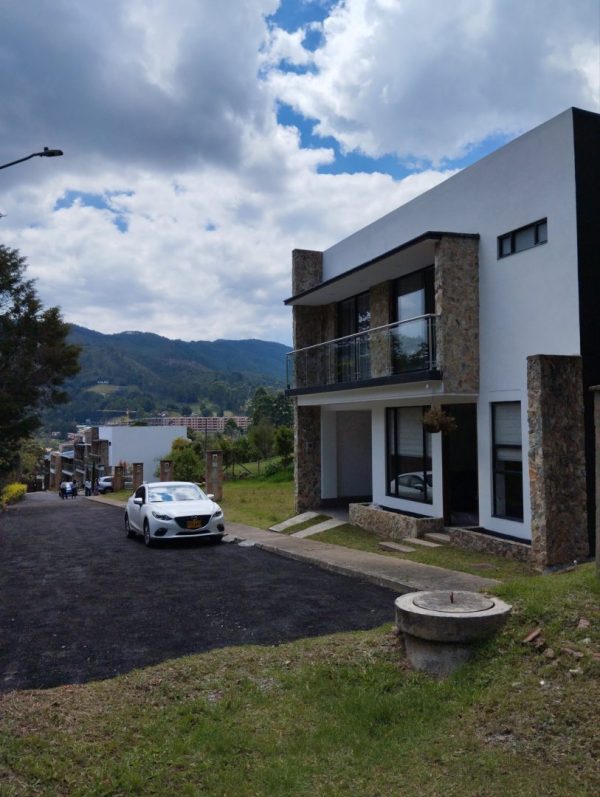 EL RETIRO: casa en condominio cerrado sector Puro Cuero
