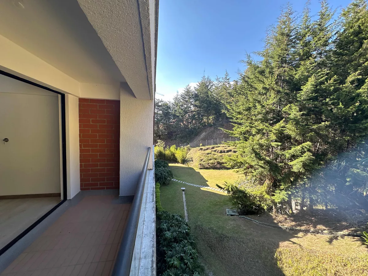 EL RETIRO: apartamento de doble altura con vista al bosque