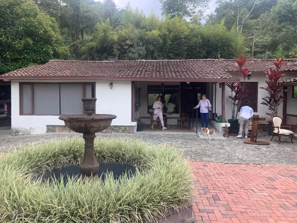 EL RETIRO: Finca independiente sector La Fe, punto estratégico borde de vía, suelo suburbano y vista a la represa
