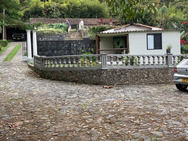 EL RETIRO: Finca independiente sector La Fe, punto estratégico borde de vía, suelo suburbano y vista a la represa - Image 3