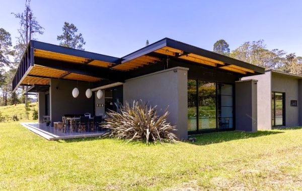 EL RETIRO: hermosa casa con energía solar y salidas para piscina de nado