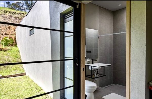EL RETIRO: hermosa casa con energía solar y salidas para piscina de nado - Image 27