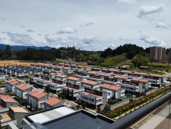 RIONEGRO BARROBLANCO: apartamento duplex con vista panorámica (para renta 4'500) - Image 2