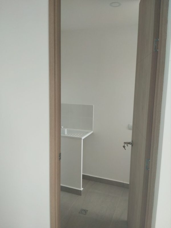 RIONEGRO BARROBLANCO: Apartamento con hermosa vista, en uno de los edificios preferidos del personal aéreo - Image 4