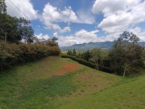 RIONEGRO EL CAPIRO: Lote independiente de 2.300 m² a los pies del Cerro El Capiro; accesible, con buena vista y listo para construir hasta 400 m2