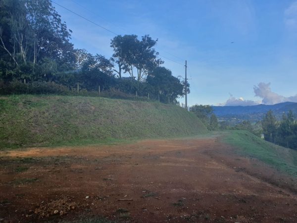 RIONEGRO EL CAPIRO: Lote independiente de 2.300 m² a los pies del Cerro El Capiro; accesible, con buena vista y listo para construir hasta 400 m2 - Image 7