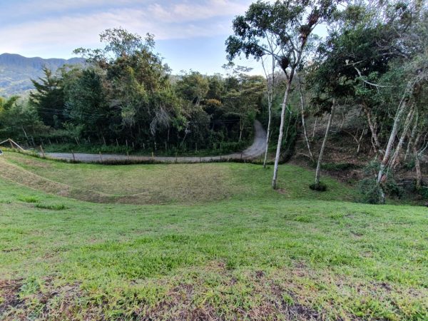 RIONEGRO EL CAPIRO: Lote independiente de 2.300 m² a los pies del Cerro El Capiro; accesible, con buena vista y listo para construir hasta 400 m2 - Image 4