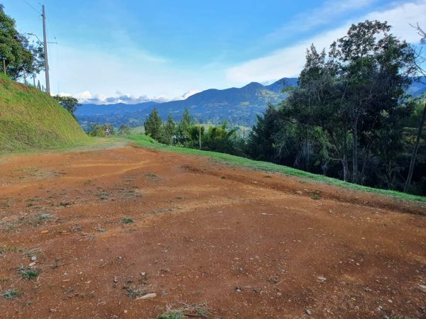 RIONEGRO EL CAPIRO: Lote independiente de 2.300 m² a los pies del Cerro El Capiro; accesible, con buena vista y listo para construir hasta 400 m2 - Image 2