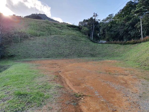 RIONEGRO EL CAPIRO: Lote independiente de 2.300 m² a los pies del Cerro El Capiro; accesible, con buena vista y listo para construir hasta 400 m2 - Image 8