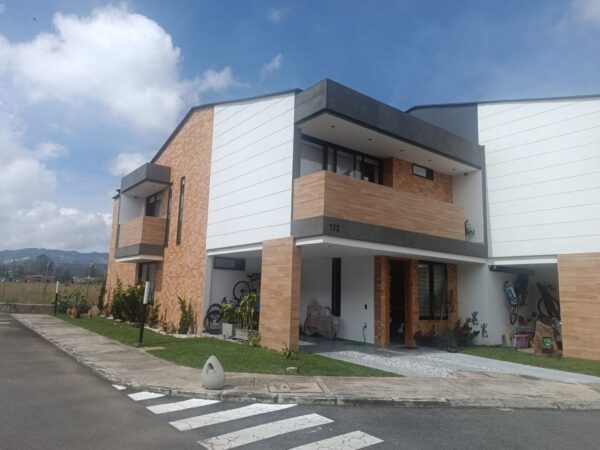 LA CEJA: casa esquinera muy bien terminada en unidad cerrada. Sector Viva La Ceja