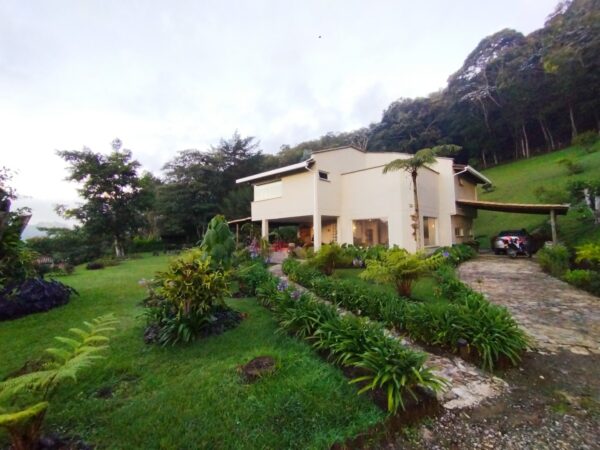 EL RETIRO DON DIEGO: casa campestre de 260 m² construídos y un terreno de 9890 m² rodeados de jardín 🌿
