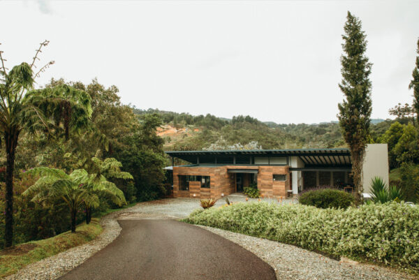 ALTO DE LAS PALMAS: Espectacular casa campestre de 286 m² construídos y un terreno de 6000 m² rodeados de naturaleza - Image 2