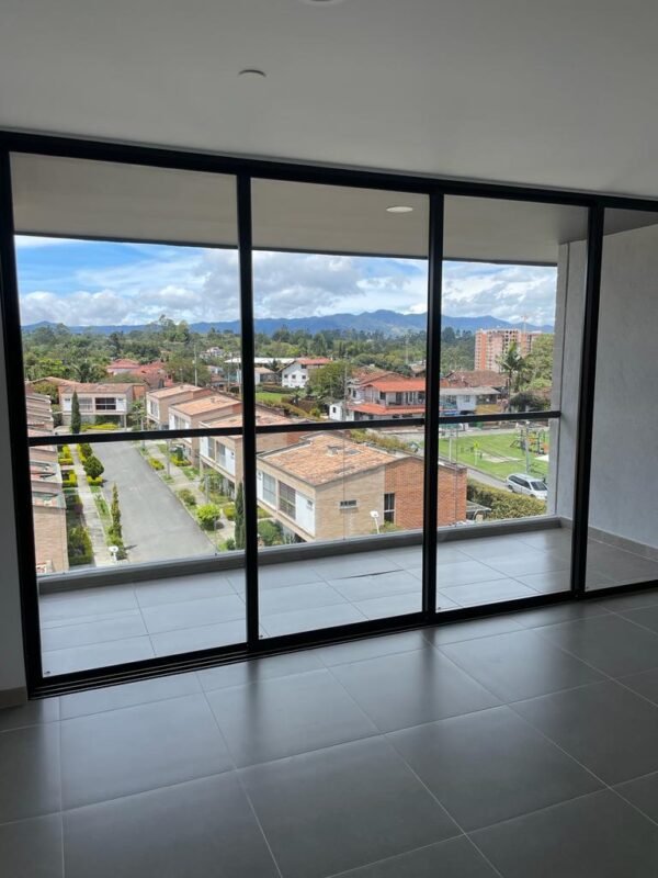 RIONEGRO LOS COLEGIOS: apartamento en uno de los edificios más exclusivos del Sector, vista verde, sol de la mañana y accesibilidad a todos los servicios caminando