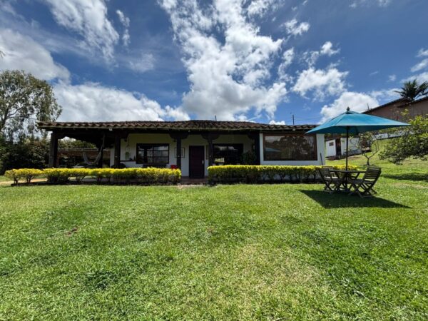 RIONEGRO: casa campestre independiente de 170 m² con un terreno de 3200 m² vía San Antonio La Ceja sector UdeA