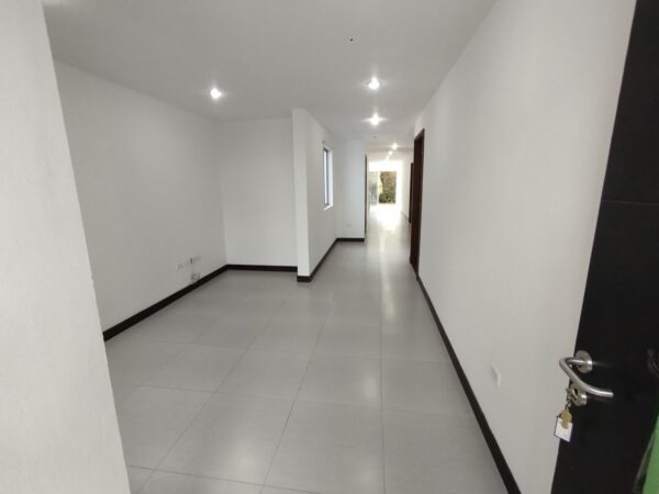 EL RETIRO: hermosa casa con jardín interno y garaje doble en unidad cerrada - Image 2