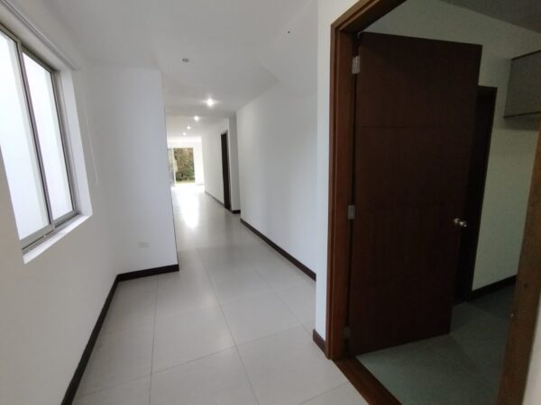 EL RETIRO: hermosa casa con jardín interno y garaje doble en unidad cerrada - Image 3