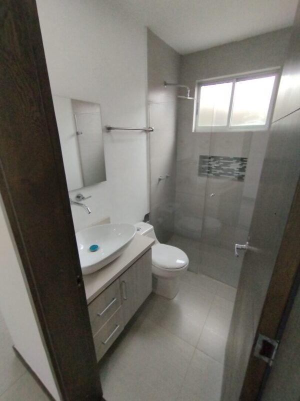 EL RETIRO: hermosa casa con jardín interno y garaje doble en unidad cerrada - Image 5