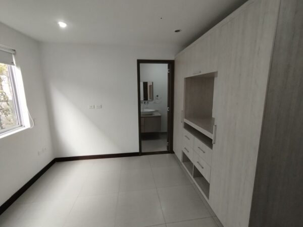 EL RETIRO: hermosa casa con jardín interno y garaje doble en unidad cerrada - Image 7
