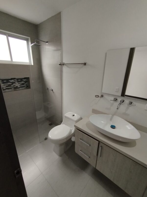 EL RETIRO: hermosa casa con jardín interno y garaje doble en unidad cerrada - Image 8