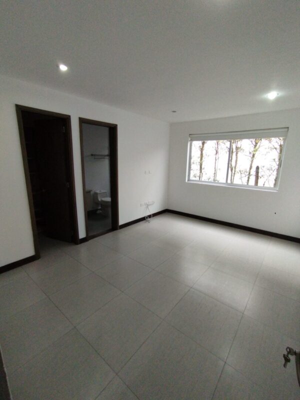 EL RETIRO: hermosa casa con jardín interno y garaje doble en unidad cerrada - Image 16