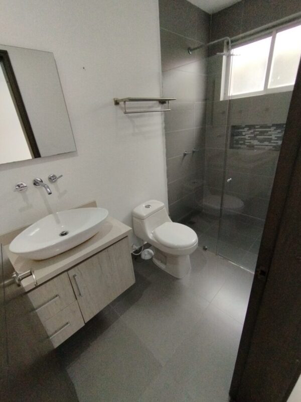 EL RETIRO: hermosa casa con jardín interno y garaje doble en unidad cerrada - Image 17