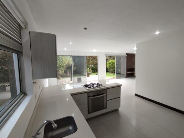 EL RETIRO: hermosa casa con jardín interno y garaje doble en unidad cerrada - Image 11