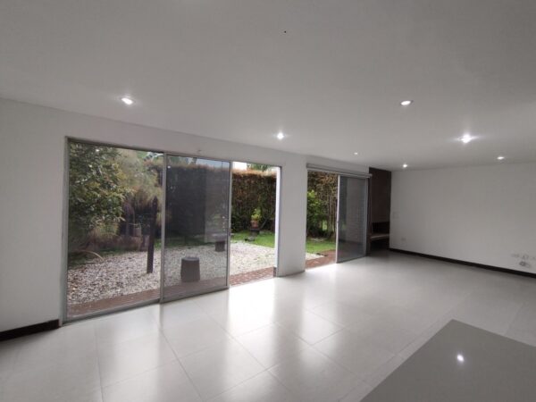 EL RETIRO: hermosa casa con jardín interno y garaje doble en unidad cerrada - Image 12