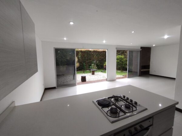 EL RETIRO: hermosa casa con jardín interno y garaje doble en unidad cerrada - Image 10