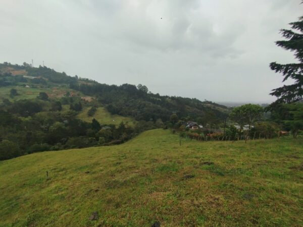 RIONEGRO SAJONIA: lote independiente de 17.950 m² con viabilidad y planos para subdivisión de 3 matrículas. A 10 minutos del Aeropuerto JMC