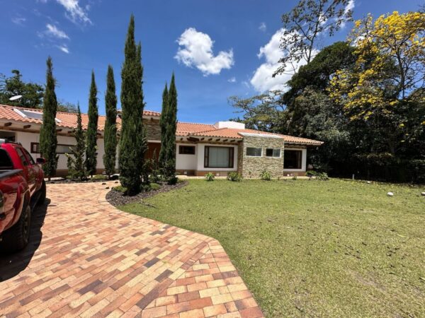 RIONEGRO LLANOGRANDE CLUB CAMPESTRE: casa campestre independiente de 450m² construídos y un terreno plano de 4,221 m²
