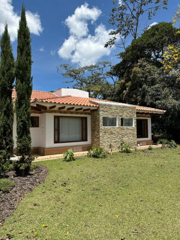 RIONEGRO LLANOGRANDE CLUB CAMPESTRE: casa campestre independiente de 450m² construídos y un terreno plano de 4,221 m² - Image 23