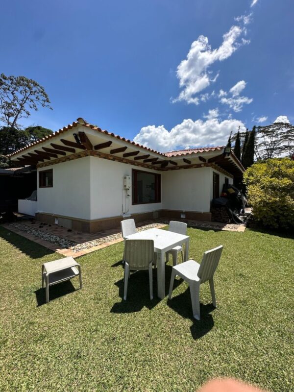 RIONEGRO LLANOGRANDE CLUB CAMPESTRE: casa campestre independiente de 450m² construídos y un terreno plano de 4,221 m² - Image 10