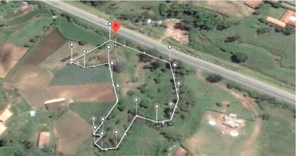EL SANTUARIO: finca independiente con 3 casas modernas y un terreno de 4,221 m². con frente sobre la autopista Medellín Bogotá - Image 16