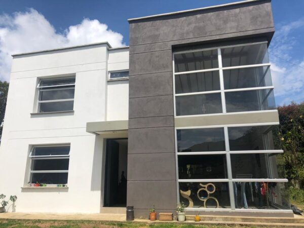 EL SANTUARIO: finca independiente con 3 casas modernas y un terreno de 4,221 m². con frente sobre la autopista Medellín Bogotá - Image 4