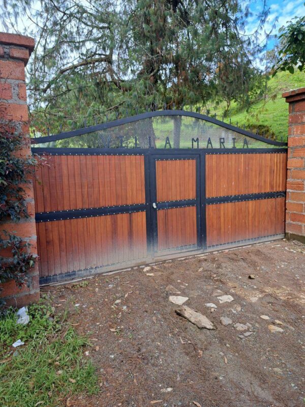 EL SANTUARIO: finca independiente con 3 casas modernas y un terreno de 4,221 m². con frente sobre la autopista Medellín Bogotá - Image 38