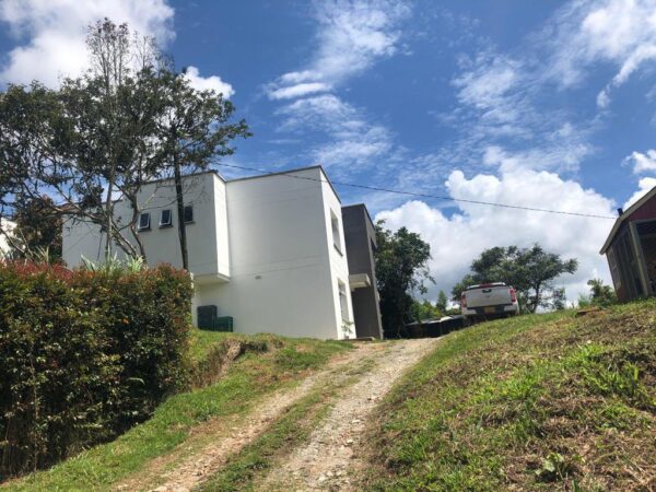 EL SANTUARIO: finca independiente con 3 casas modernas y un terreno de 4,221 m². con frente sobre la autopista Medellín Bogotá - Image 2