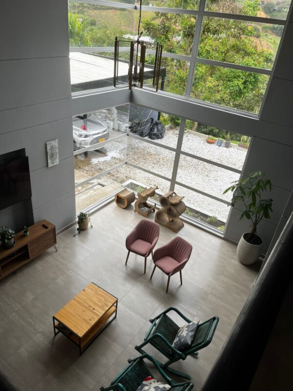 EL SANTUARIO: finca independiente con 3 casas modernas y un terreno de 4,221 m². con frente sobre la autopista Medellín Bogotá - Image 5