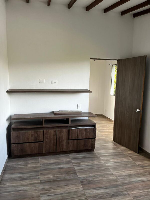EL SANTUARIO: finca independiente con 3 casas modernas y un terreno de 4,221 m². con frente sobre la autopista Medellín Bogotá - Image 34