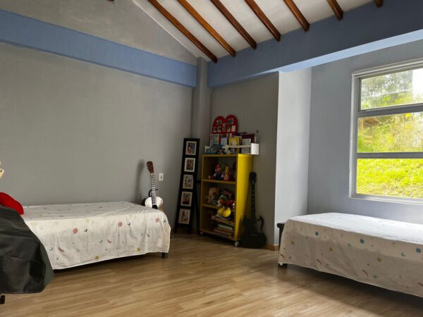 EL SANTUARIO: finca independiente con 3 casas modernas y un terreno de 4,221 m². con frente sobre la autopista Medellín Bogotá - Image 12