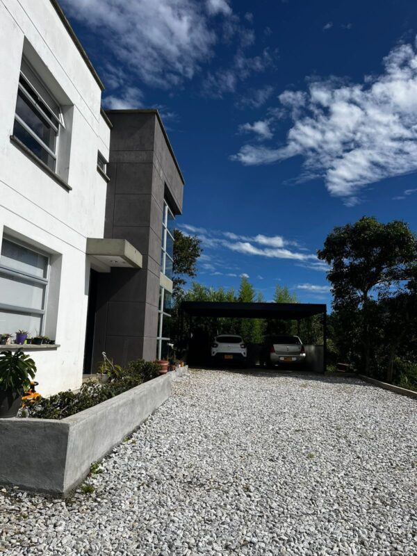 EL SANTUARIO: finca independiente con 3 casas modernas y un terreno de 4,221 m². con frente sobre la autopista Medellín Bogotá
