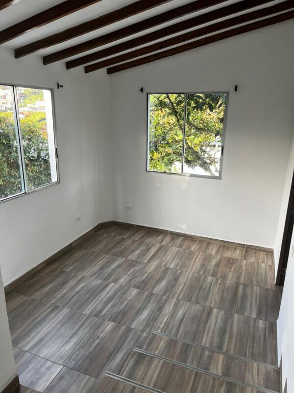 EL SANTUARIO: finca independiente con 3 casas modernas y un terreno de 4,221 m². con frente sobre la autopista Medellín Bogotá - Image 36