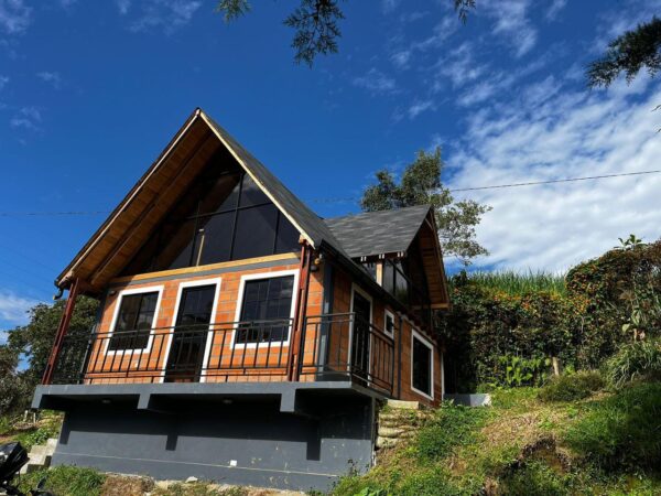 EL SANTUARIO: finca independiente con 3 casas modernas y un terreno de 4,221 m². con frente sobre la autopista Medellín Bogotá - Image 26