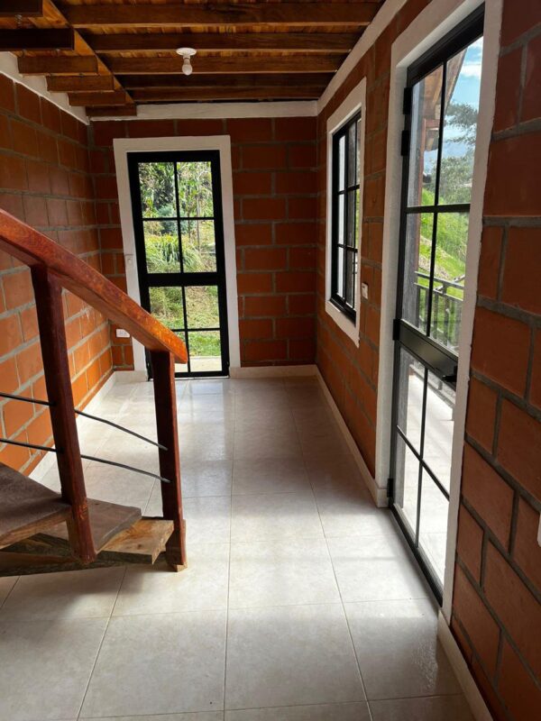 EL SANTUARIO: finca independiente con 3 casas modernas y un terreno de 4,221 m². con frente sobre la autopista Medellín Bogotá - Image 24