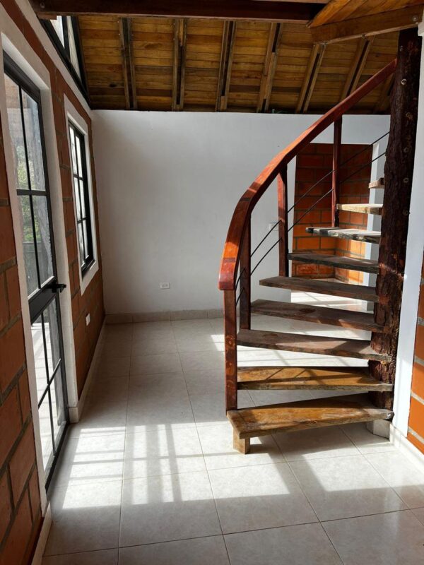 EL SANTUARIO: finca independiente con 3 casas modernas y un terreno de 4,221 m². con frente sobre la autopista Medellín Bogotá - Image 23