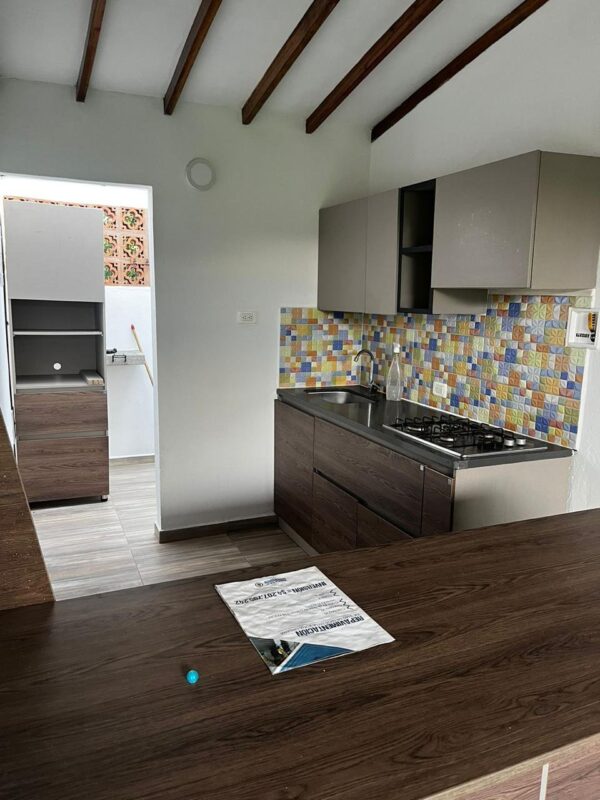 EL SANTUARIO: finca independiente con 3 casas modernas y un terreno de 4,221 m². con frente sobre la autopista Medellín Bogotá - Image 32